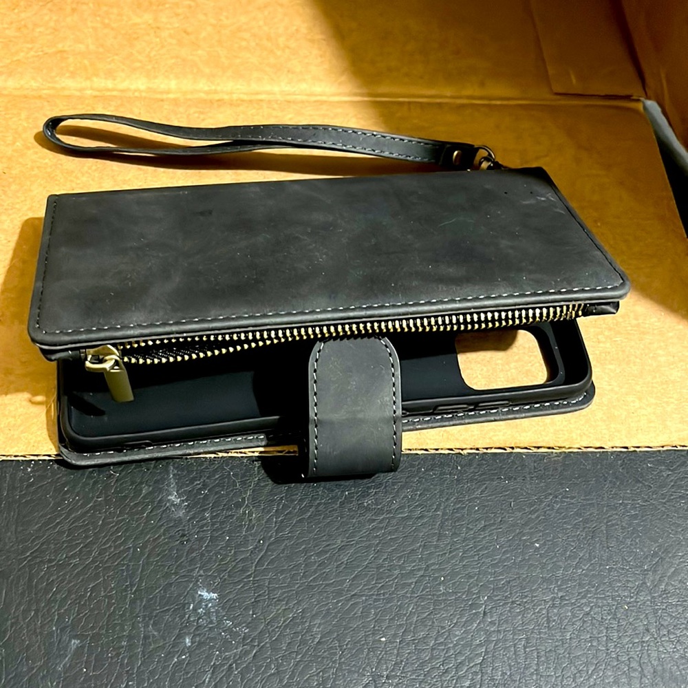 Phone case, black color never used as you can see in the pictures